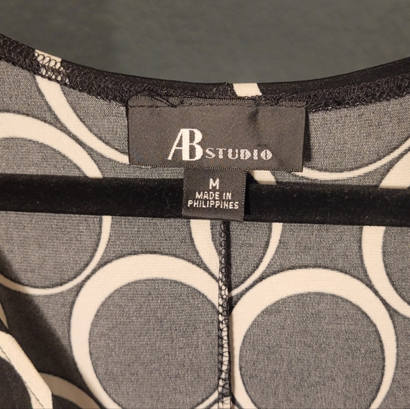 Black and white circle pattern wrap dress, size medium. - Picture 4 of 4